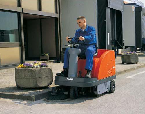 工業用掃地機｜德國HAKO 駕駛式掃地機 SweepMaster 900R (有吸塵功能)